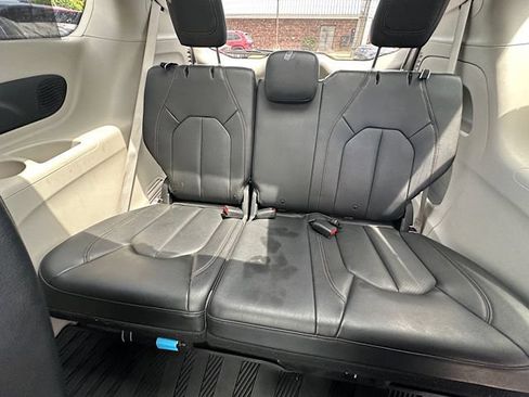Used 2019 Chrysler Pacifica Touring-L Plus w/ Advanced Safetytec Group FWD image 19