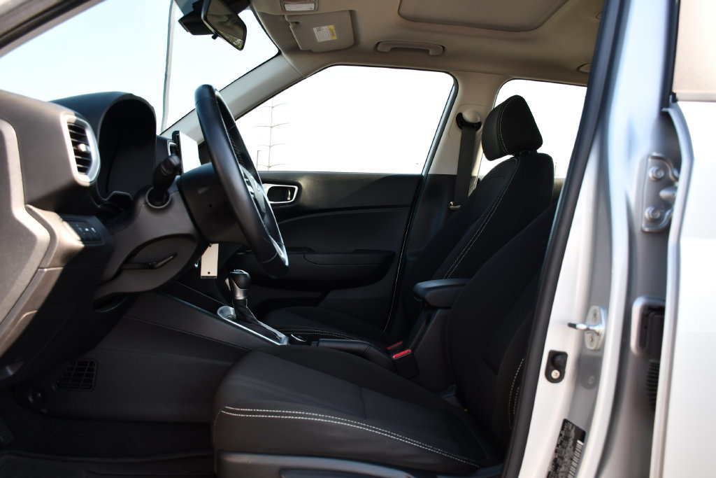 Used 2022 Hyundai Venue SEL FWD image 16