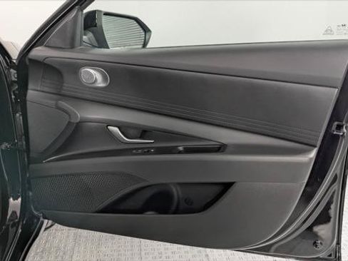 Used 2025 Hyundai Elantra SE FWD image 22