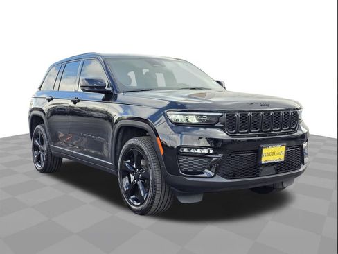 Used 2025 Jeep Grand Cherokee Limited w/ Black Appearance Package image 3