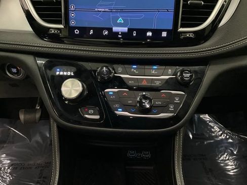 Used 2025 Chrysler Pacifica Limited FWD image 20
