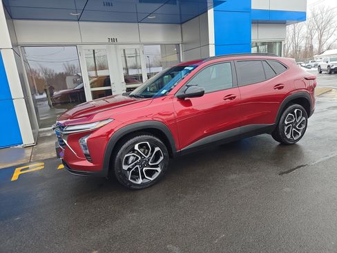 Used 2025 Chevrolet Trax RS w/ Sunroof Package image 2