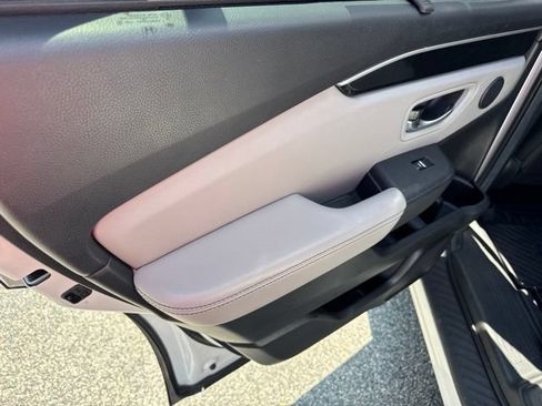Used 2025 Honda Pilot Elite image 12