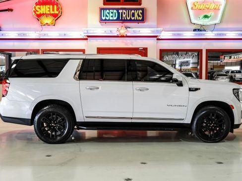 Used 2022 GMC Yukon XL SLT w/ SLT Premium Package image 10