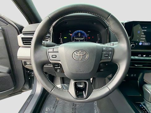 Used 2025 Toyota Camry SE image 37