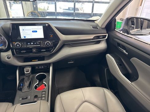 Certified 2024 Toyota Highlander XLE image 50