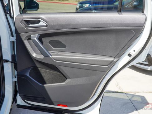 Used 2018 Volkswagen Tiguan SE w/ Panoramic Sunroof Package image 25