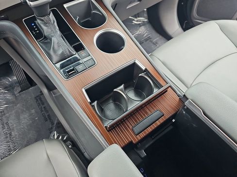 Used 2022 Toyota Sienna XLE image 25