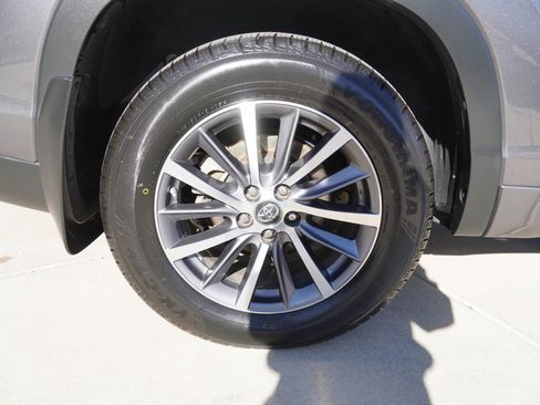 Used 2018 Toyota Highlander XLE image 11