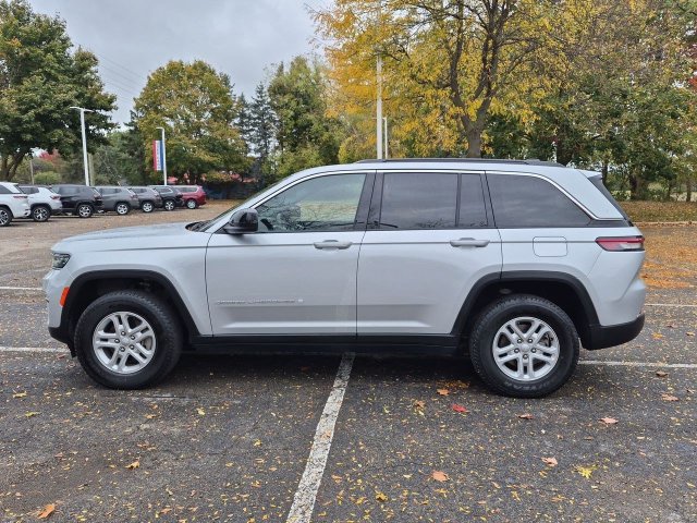 Used 2024 Jeep Grand Cherokee Laredo w/ Luxury Tech Group I AWD/4WD image 6
