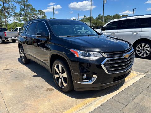 Used 2020 Chevrolet Traverse LT w/ LT Premium Package image 3