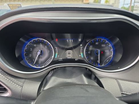 Used 2022 Chrysler Pacifica Limited w/ S Appearance Package FWD image 38