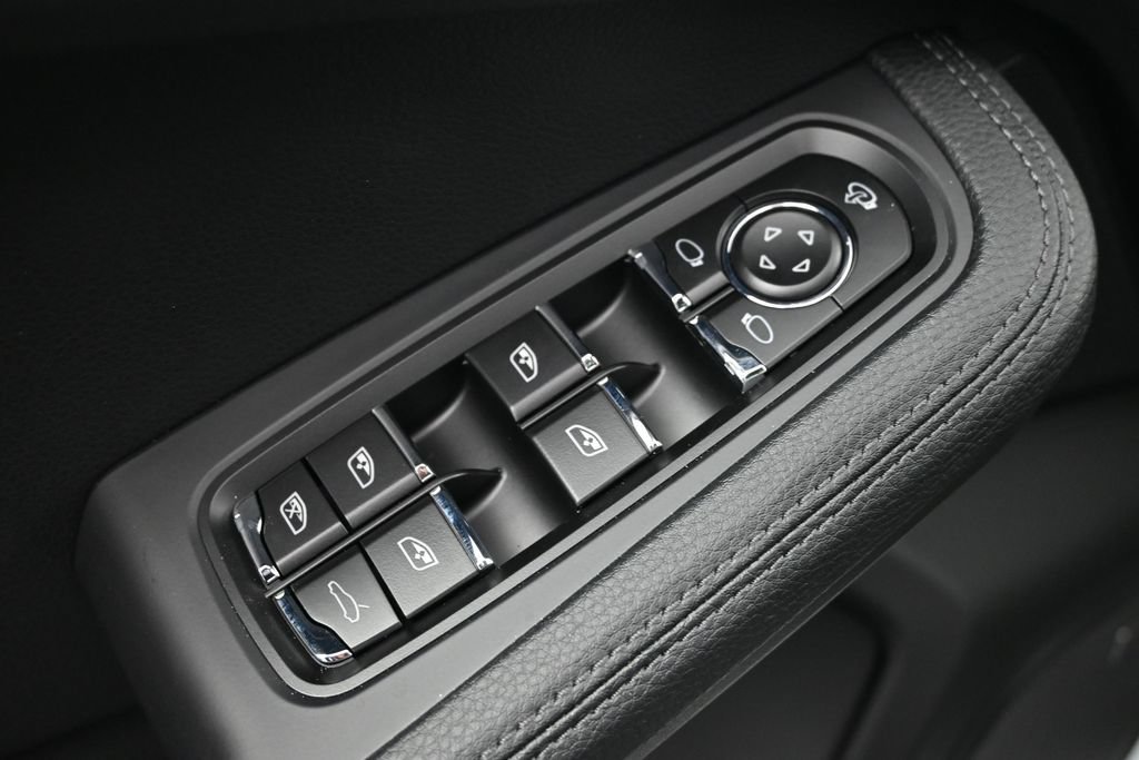 Certified 2026 Porsche Macan AWD/4WD image 19