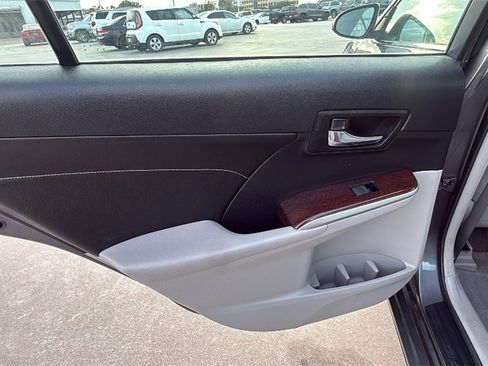 Used 2014 Toyota Camry L image 13