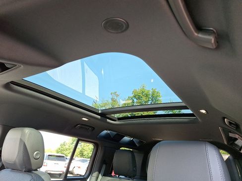 Used 2023 Land Rover Defender 110 X-Dynamic SE image 14