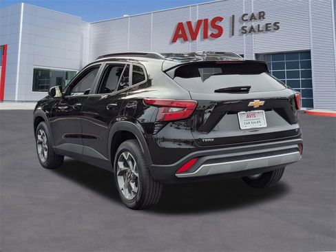 Used 2025 Chevrolet Trax LT w/ LT Convenience Package image 9