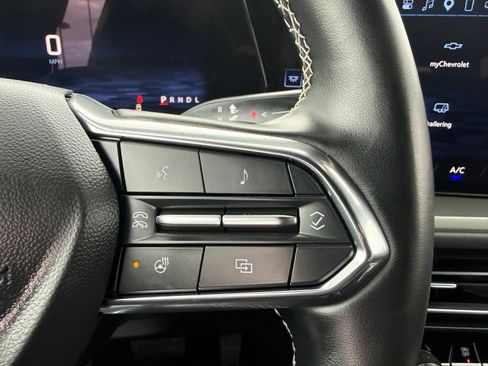 Used 2025 Chevrolet Traverse LT FWD image 19