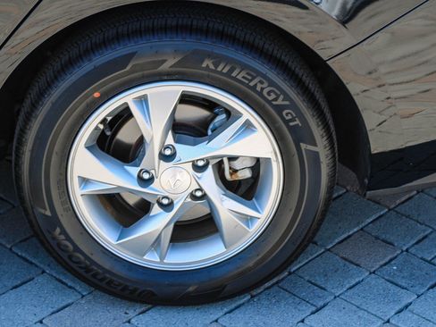 Used 2023 Hyundai Elantra SE FWD image 12