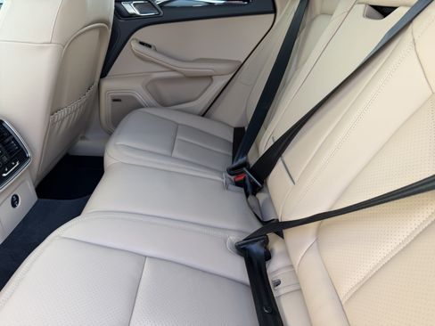 Certified 2025 Porsche Macan AWD/4WD image 18