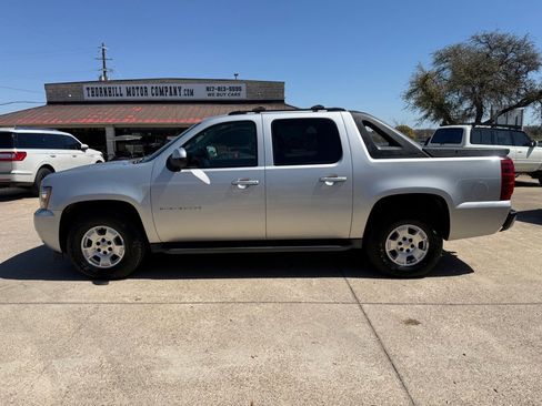 Used 2011 Chevrolet Avalanche LS image 4