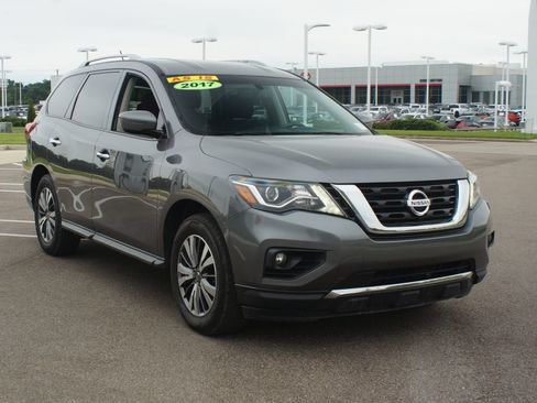 Used 2017 Nissan Pathfinder SV FWD image 2