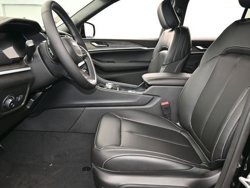 Used 2025 Jeep Grand Cherokee Limited image 11