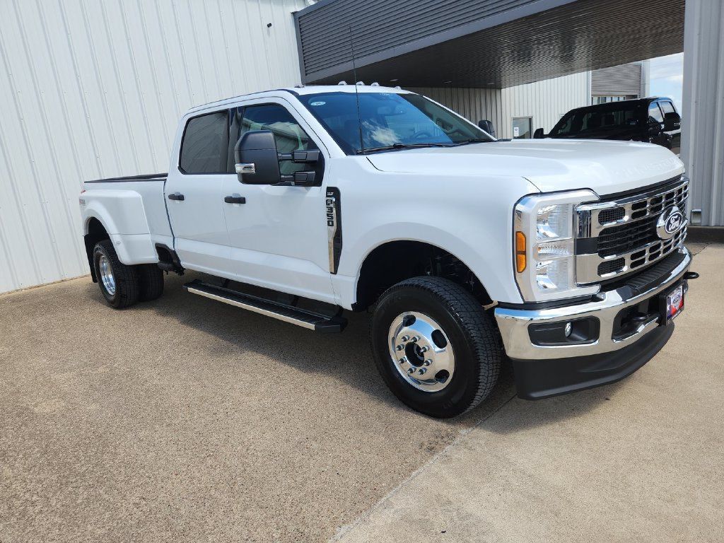 New 2027 Ford F350 XLT w/ FX4 Off-Road Package AWD/4WD image 2