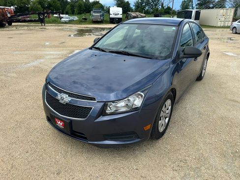 Used 2013 Chevrolet Cruze LS FWD image 2