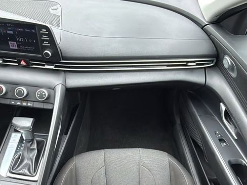 Used 2025 Hyundai Elantra SE FWD image 30