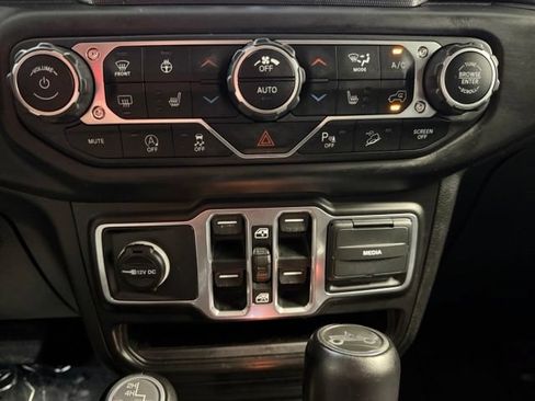 Used 2018 Jeep Wrangler Unlimited Sahara w/ Uconnect 4C Nav & Sound Group AWD/4WD image 24