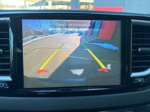 Used 2024 Chrysler Pacifica Touring-L image 18