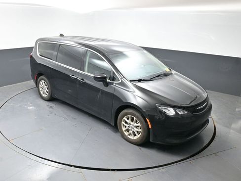 Used 2023 Chrysler Voyager LX FWD image 17