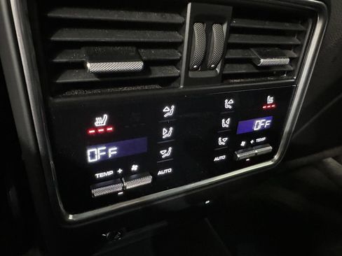 Used 2022 Porsche Cayenne Platinum Edition image 35