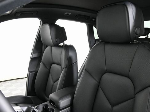 Certified 2025 Porsche Macan AWD image 5