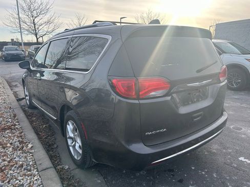 Used 2018 Chrysler Pacifica Touring-L Plus w/ Tire & Wheel Group image 4