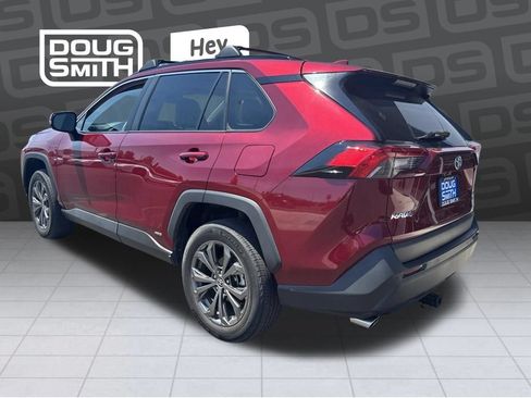 Used 2022 Toyota RAV4 XLE Premium AWD/4WD image 4