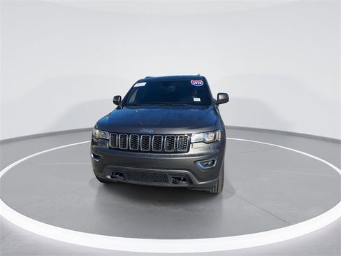 Used 2020 Jeep Grand Cherokee Laredo image 2