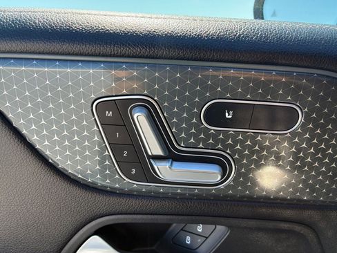 Used 2025 Mercedes-Benz GLB 250 4MATIC image 23