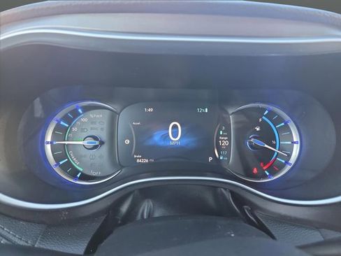 Used 2018 Chrysler Pacifica Limited image 19