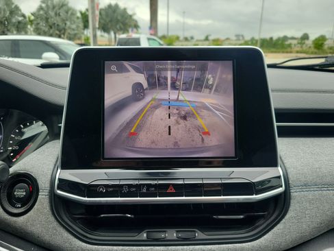 Used 2022 Jeep Compass Latitude image 10