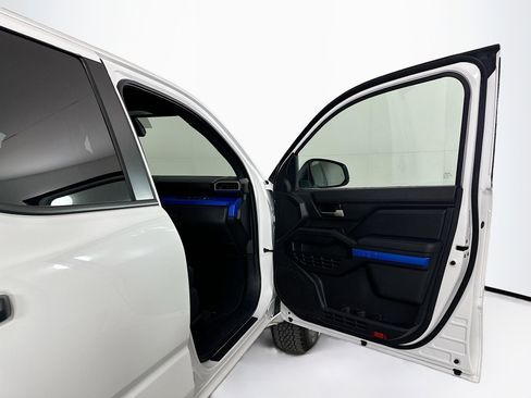 Used 2025 Toyota Tacoma TRD Off-Road image 30