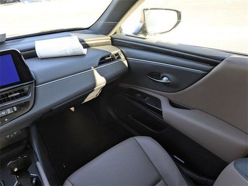 Certified 2025 Lexus ES 300h w/ Premium Package image 14