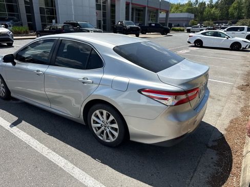 Used 2018 Toyota Camry LE image 3