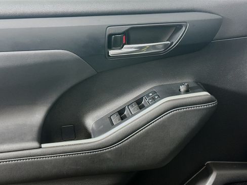 Used 2022 Toyota Highlander XLE FWD image 15