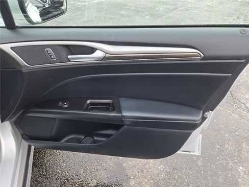 Used 2017 Ford Fusion SE w/ Fusion SE Technology Package image 6