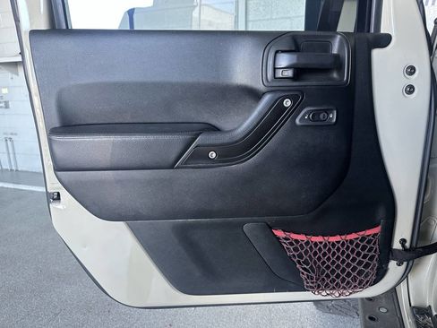 Used 2017 Jeep Wrangler Unlimited Rubicon image 17