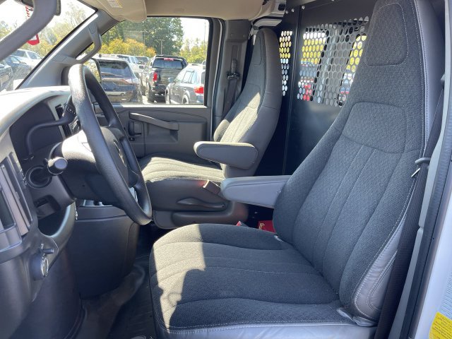 Used 2025 Chevrolet Express 2500 w/ Driver Convenience Package RWD image 4