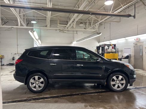 Used 2009 Chevrolet Traverse LTZ image 3