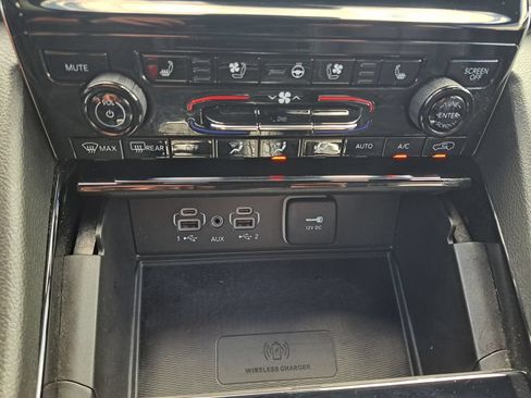 Used 2023 Jeep Grand Cherokee Overland w/ Luxury Tech Group IV AWD/4WD image 15