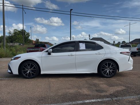Used 2022 Toyota Camry SE w/ Convenience Package FWD image 8